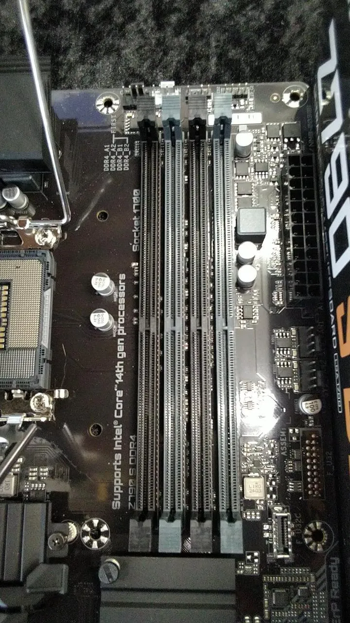 [À DÉCHETER] Carte mère Gigabyte Z790SDDR4