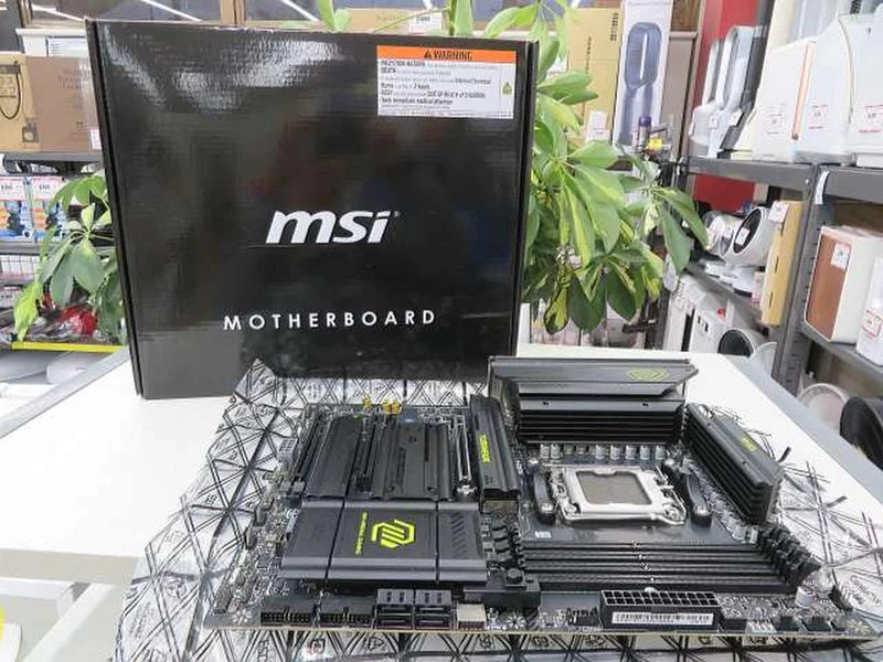 Carte mère MSI compatible AMD MAG X870 TOMAHAWK WIFI