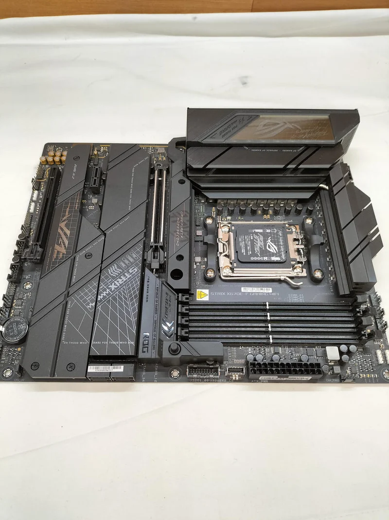 Carte mère ASUS ROG STRIX X670E-F compatible AMD