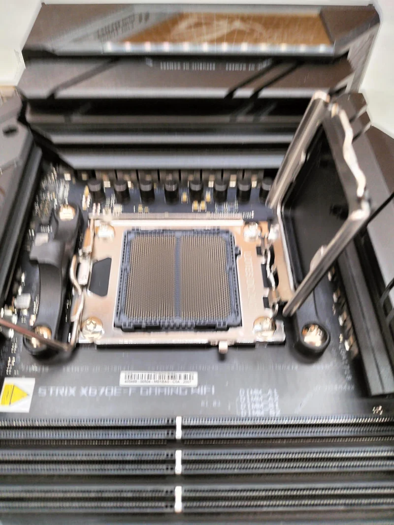 Carte mère ASUS ROG STRIX X670E-F compatible AMD