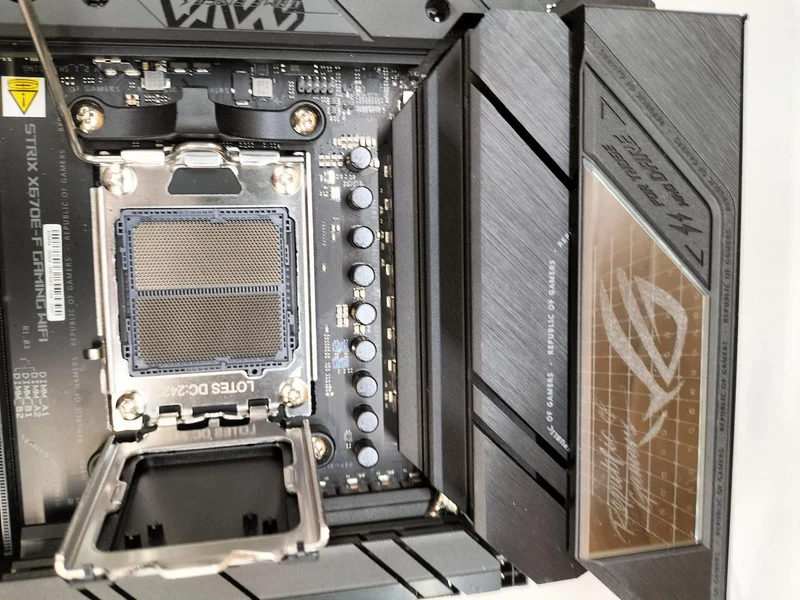 Carte mère ASUS ROG STRIX X670E-F compatible AMD