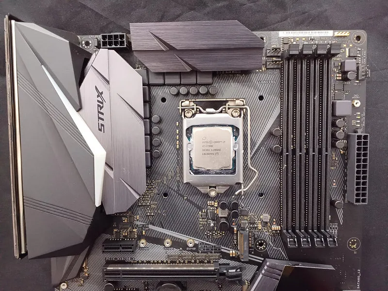 [À DÉCHETER] Carte mère ASUS STRIX Z270F GAMING compatible Intel