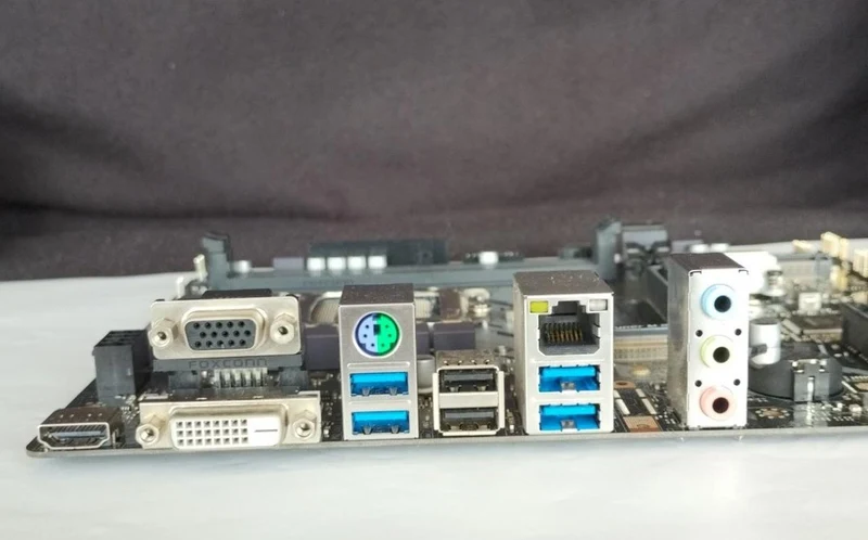 [À DÉCHETER] Carte mère ASROCK B560M-HDV