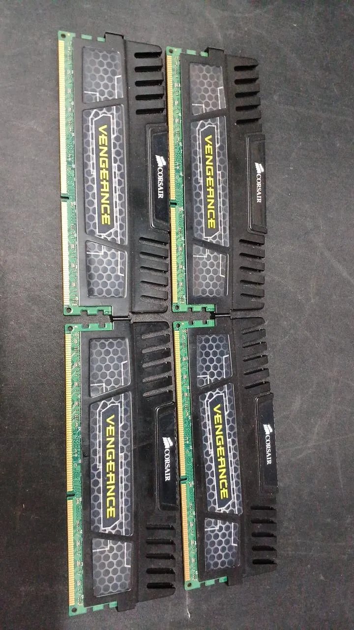 Mémoire CORSAIR DDR3 32 Go (8 x 4) CMZ32GX3M4X1866C10