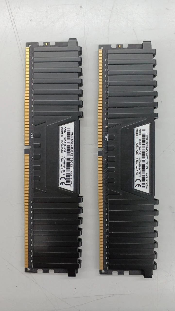 Mémoire CORSAIR pour PC de bureau CMK16GX4M2A2133C13