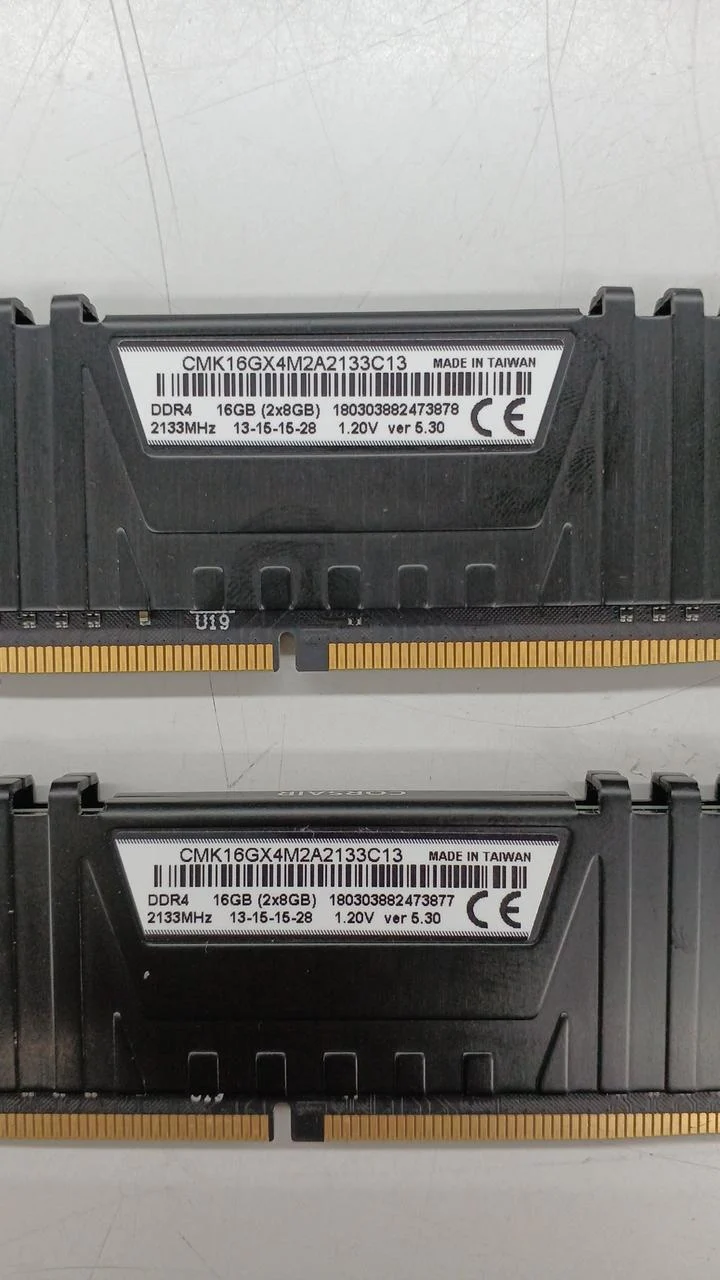 Mémoire CORSAIR pour PC de bureau CMK16GX4M2A2133C13