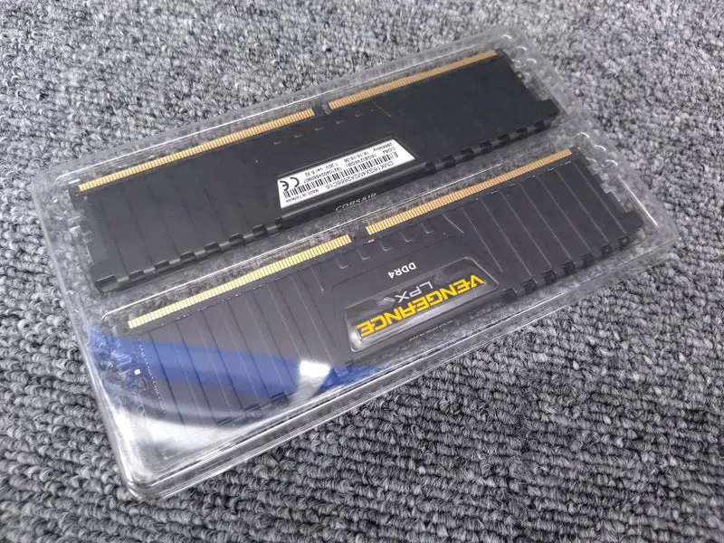 Mémoire PC CORSAIR CMK16GX4M2A2666C16