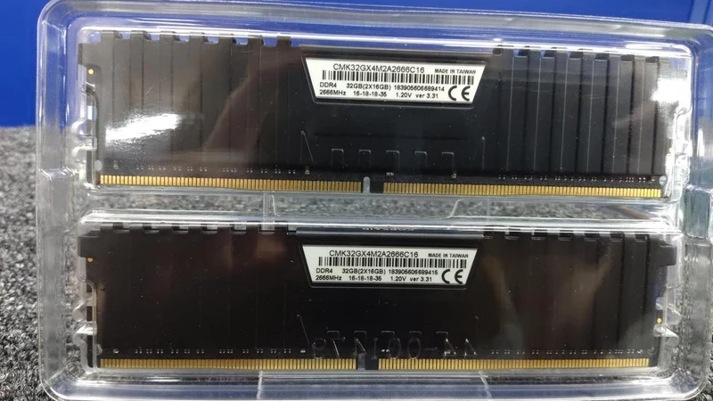 Kit de mémoire CORSAIR CMK32GX4M2A2666C16