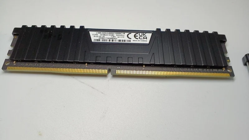 Mémoire CORSAIR CMK32GX4M2C3200C18