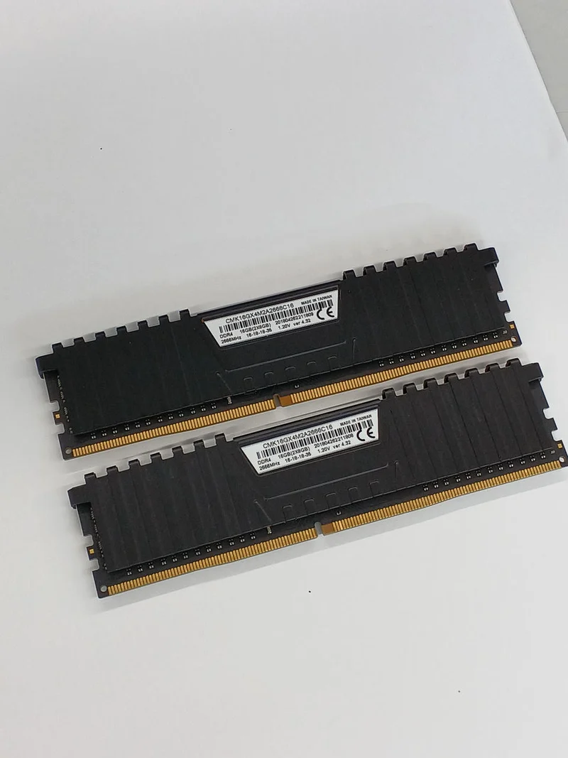 Kit de mémoire CORSAIR CMK64GX4M4A2666C16