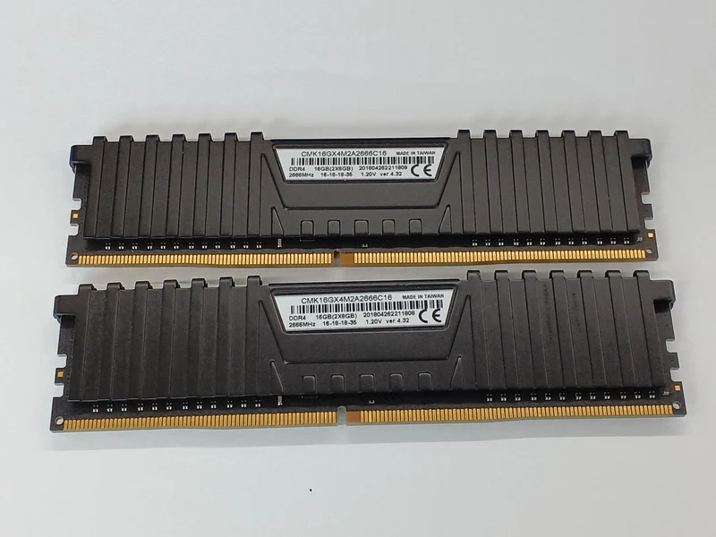 Kit de mémoire CORSAIR CMK64GX4M4A2666C16