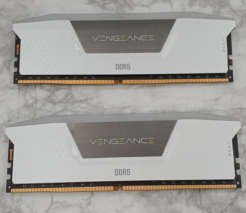 Mémoire CORSAIR CMH32GX5M2B6200C36W