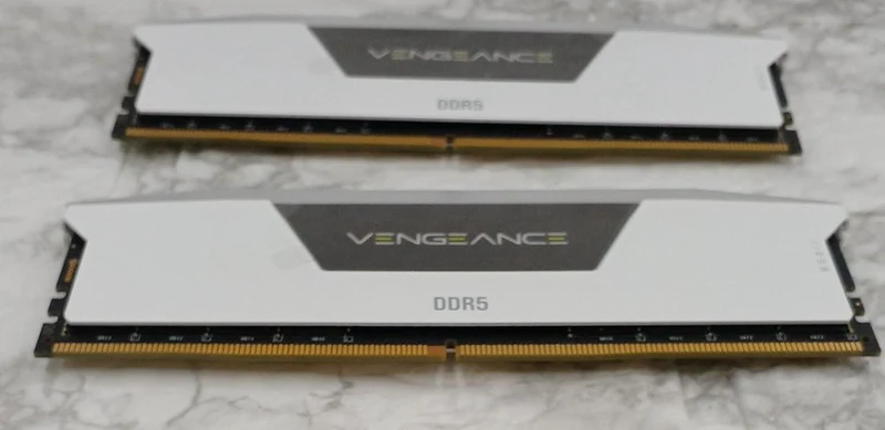 Mémoire CORSAIR CMH32GX5M2B6200C36W