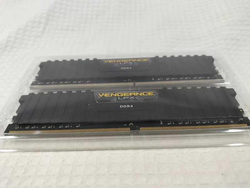 VENGEANCE DDR4 8 Go x 2 CMK16GX4M2A2666C16