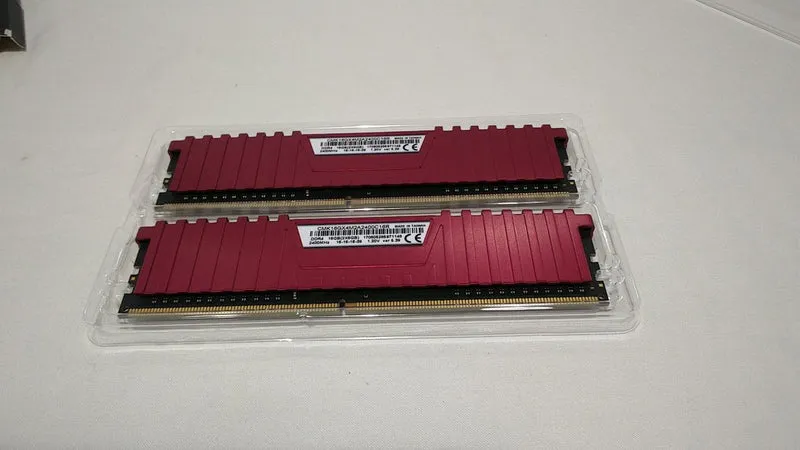 Mémoire CORSAIR DDR4 CMK16GX4M2A2400C16R