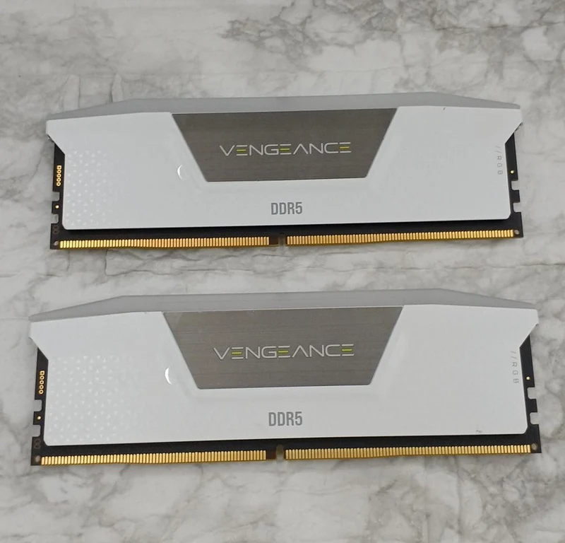 Mémoire CORSAIR CMH32GX5M2B6200C36W