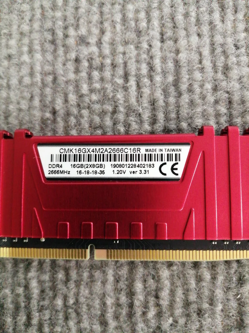 Mémoire PC CORSAIR CMK16GX4M2A2666C16R