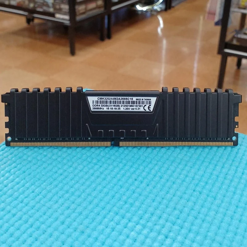 Mémoire PC CORSAIR CMK32GX4M2A2666C16