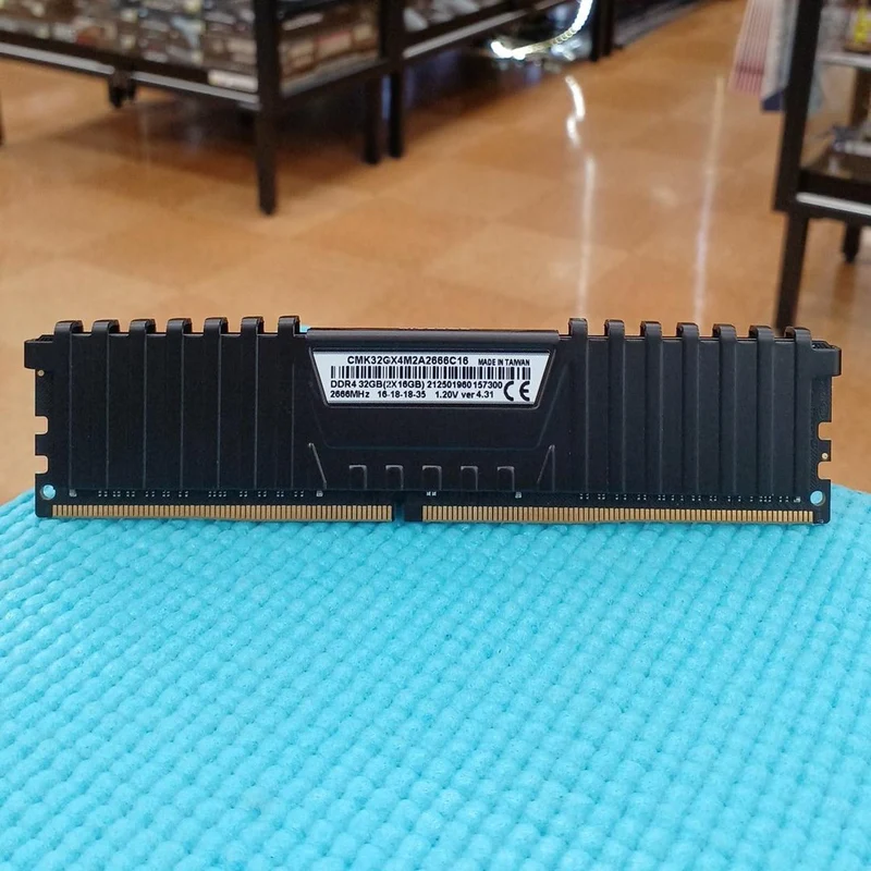 Mémoire PC CORSAIR CMK32GX4M2A2666C16