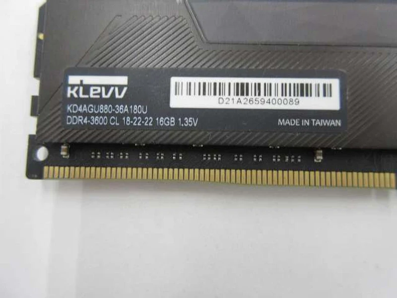 KLEVV DDR4-3600 16 Go KD4AGU880-36A180U