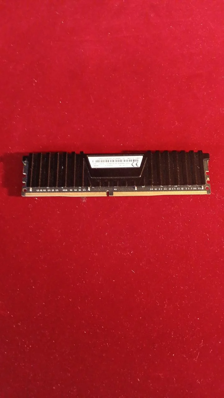 Mémoire VENGEANCE : 16 Go CMK32GX4M2A2666C16