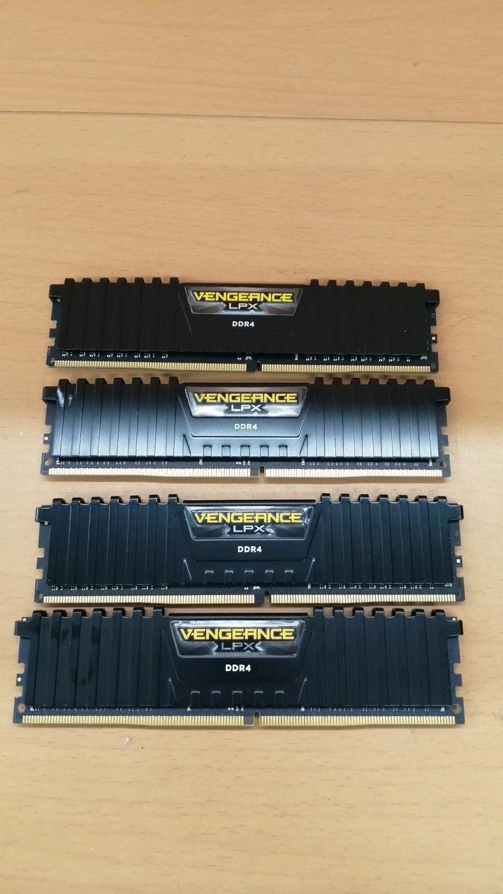 Mémoire CORSAIR (kit de 4 barrettes de 16 Go) CMK32GX4M2A2666C16