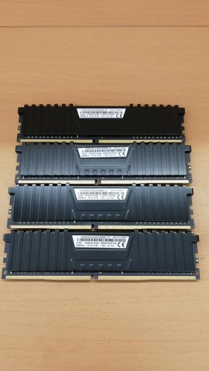 Mémoire CORSAIR (kit de 4 barrettes de 16 Go) CMK32GX4M2A2666C16