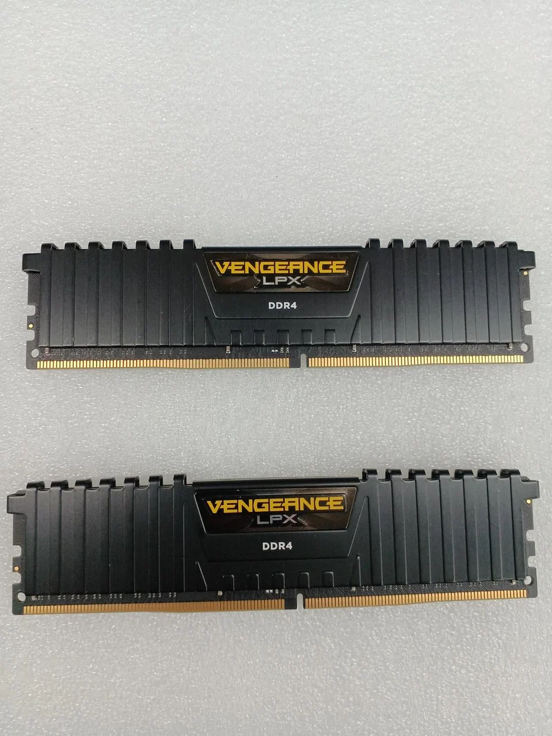 Mémoire CORSAIR [16 Go x 2] DDR4 CMK32GX4M2A2666C16