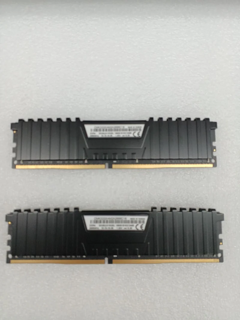 Mémoire CORSAIR [16 Go x 2] DDR4 CMK32GX4M2A2666C16