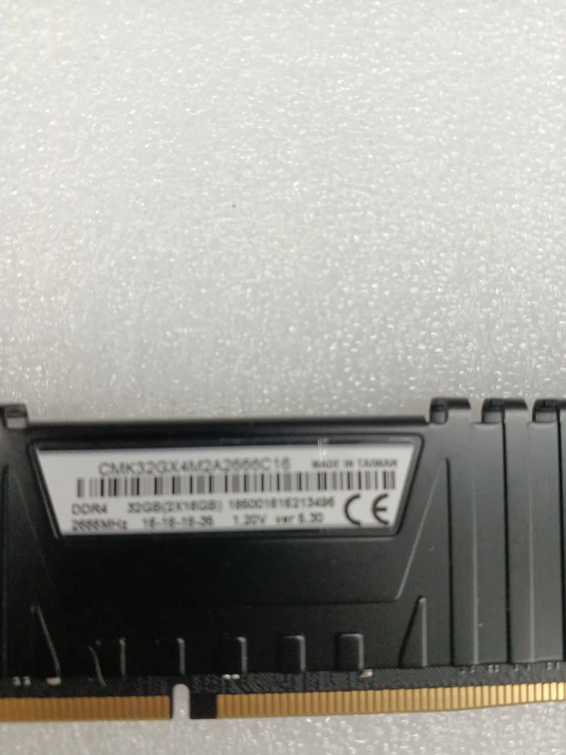 Mémoire CORSAIR [16 Go x 2] DDR4 CMK32GX4M2A2666C16