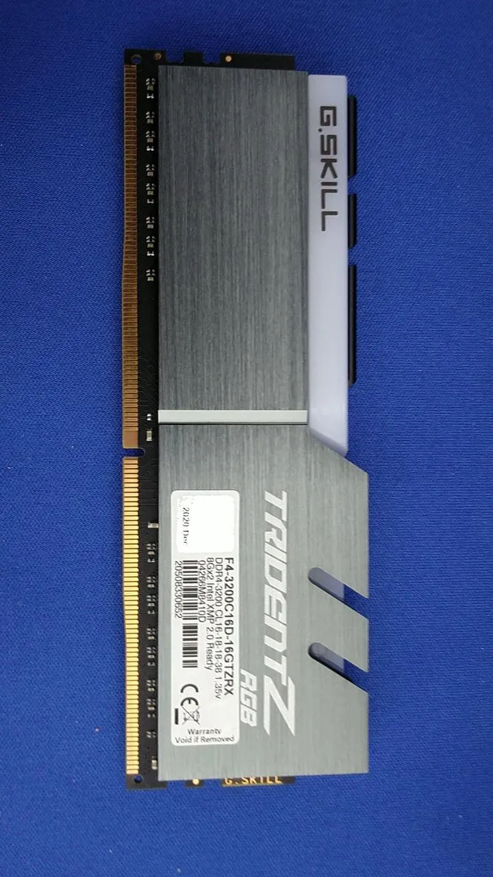 [À DÉCHETER] Carte mémoire G.SKILL DDR4 F4-3200C16D-16GTZRX