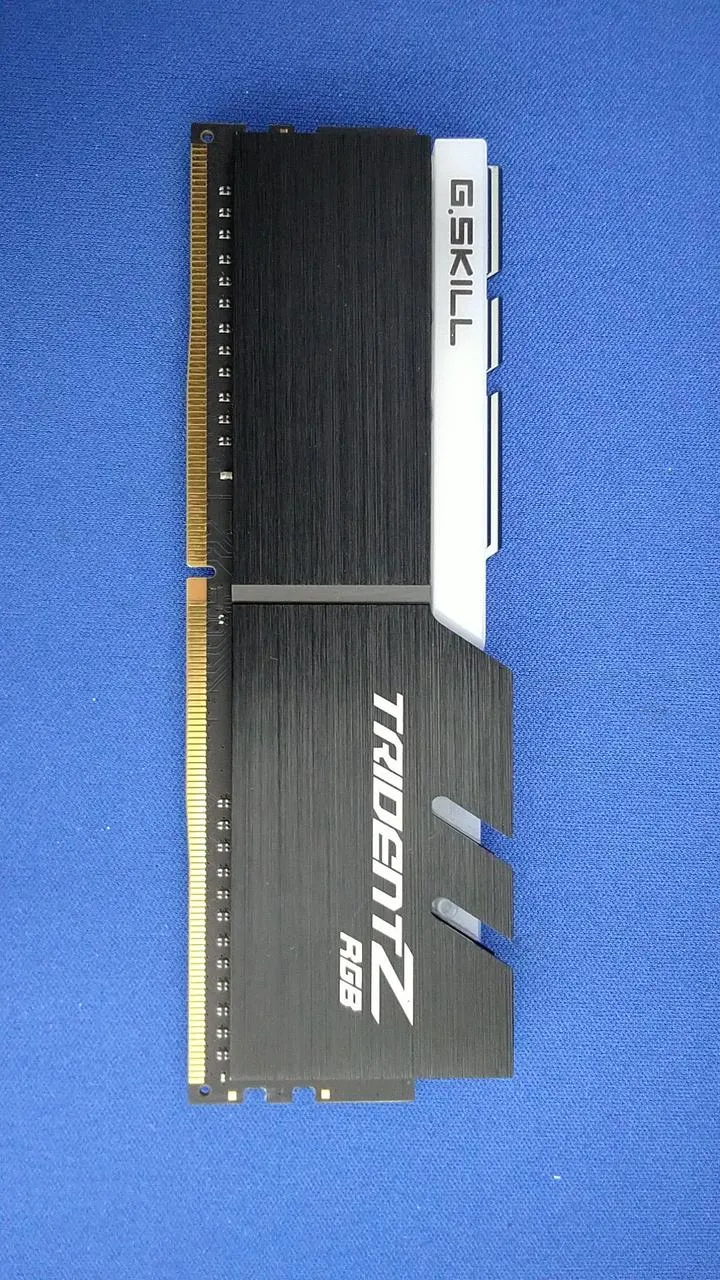 [À DÉCHETER] Carte mémoire G.SKILL DDR4 F4-3200C16D-16GTZRX