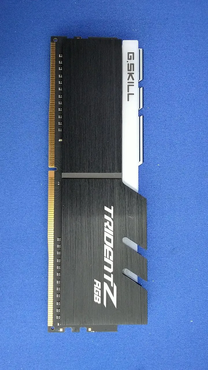 [À DÉCHETER] Carte mémoire G.SKILL DDR4 F4-3200C16D-16GTZRX