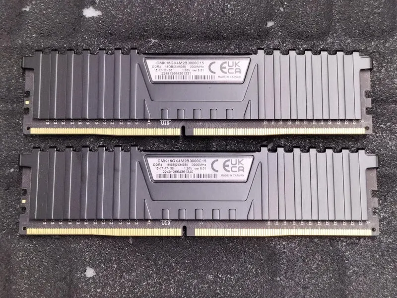 Mémoire PC CORSAIR CMK16GX4M2B3000C15