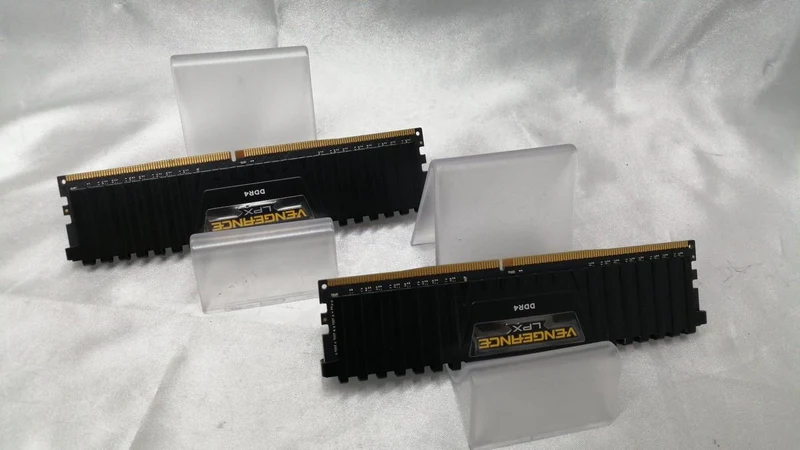 Mémoire PC CORSAIR CMK16GX4M2A2666C16