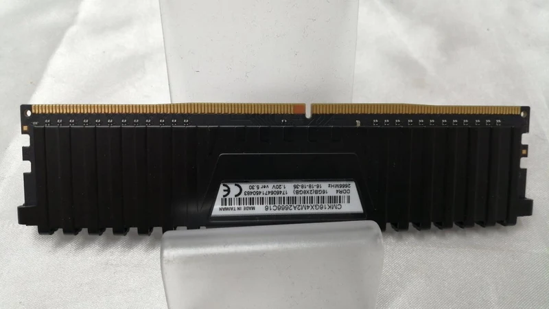 Mémoire PC CORSAIR CMK16GX4M2A2666C16