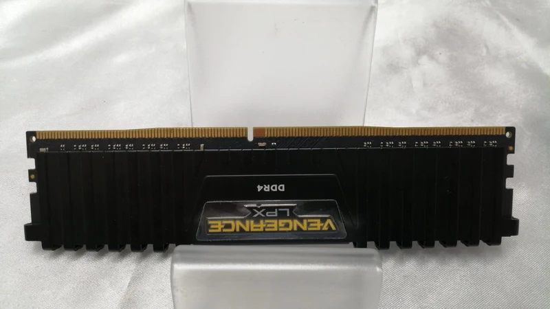Mémoire PC CORSAIR CMK16GX4M2A2666C16