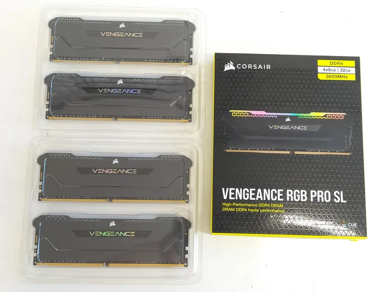 CORSAIR VENGEANCE RGB PRO SL 32 Go CMH32GX4M4D3600C18