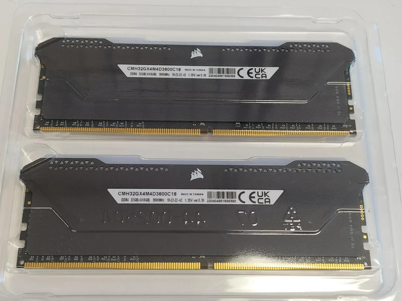 CORSAIR VENGEANCE RGB PRO SL 32 Go CMH32GX4M4D3600C18