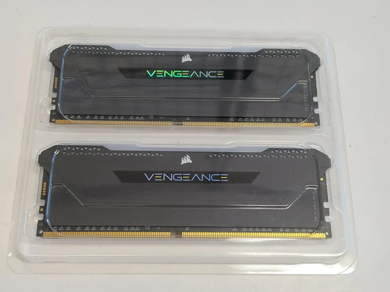 CORSAIR VENGEANCE RGB PRO SL 32 Go CMH32GX4M4D3600C18