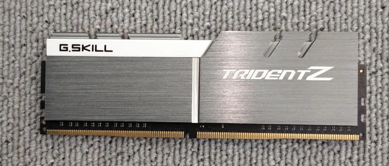 Mémoire G.SKILL F4-3300C16Q-32GTZSW