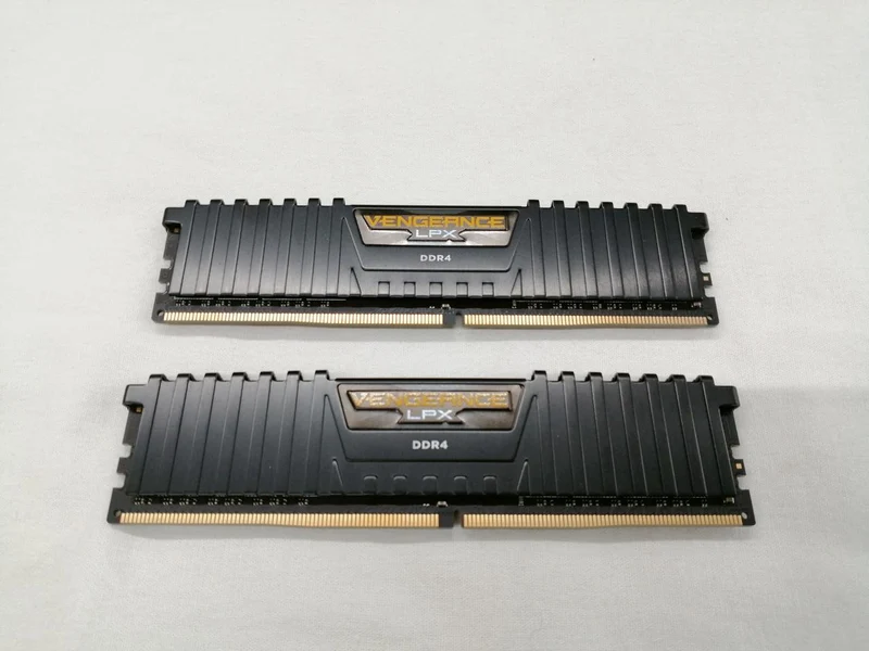 Mémoire VENGEANCE CMK16GX4M2A2666C16