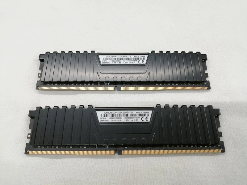 Mémoire VENGEANCE CMK16GX4M2A2666C16