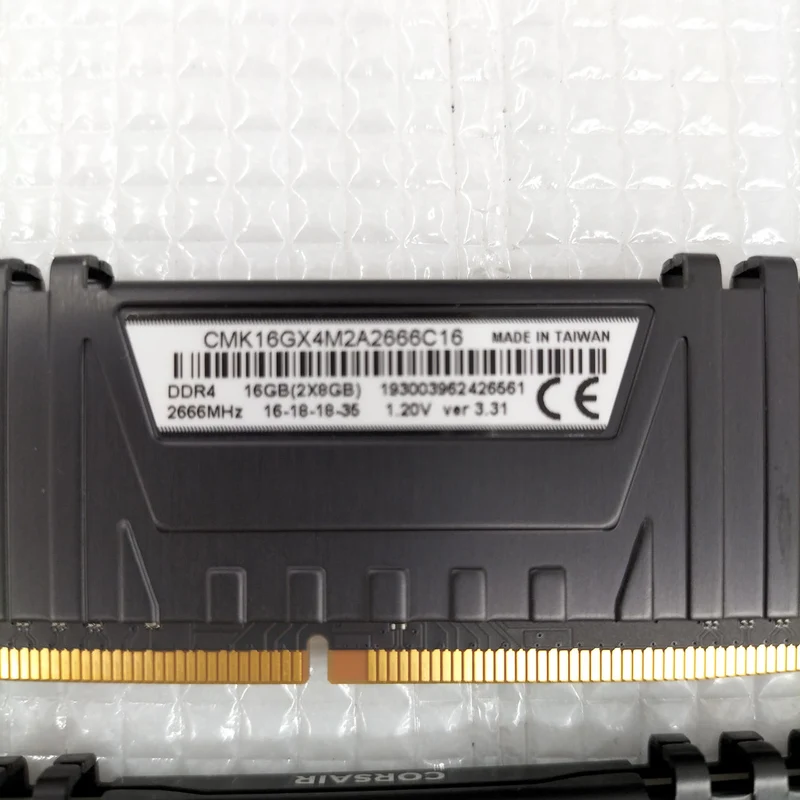 Mémoire CORSAIR CMK16GX4M2A2666C16