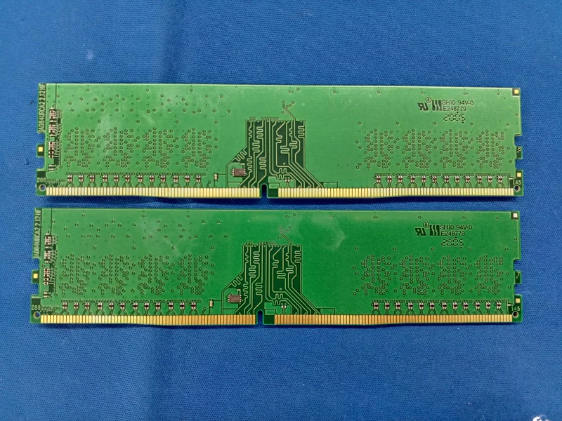 Puces ADATA DDR4 PC4-21300 8 Go × 2 AD4U266638G19-D
