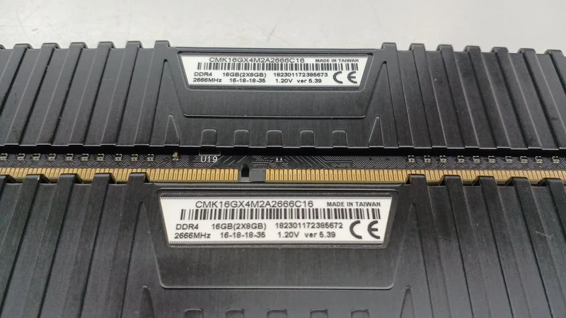 Mémoire PC CORSAIR CMK16G4M2A2666C16