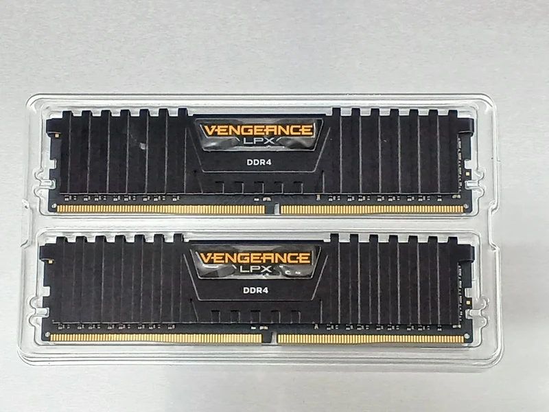 Mémoire CORSAIR pour PC de bureau CMK16GX4M2E3200C16B