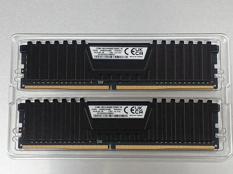 Mémoire CORSAIR pour PC de bureau CMK16GX4M2E3200C16B