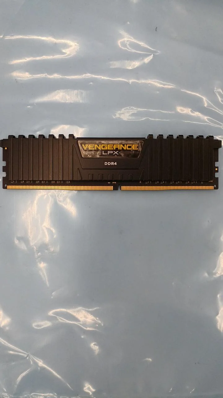 Mémoire de bureau CORSAIR DDR4 CMK8GX4M2A2666C16