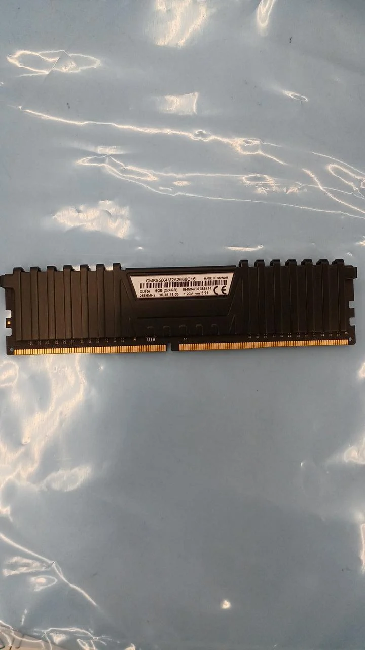Mémoire de bureau CORSAIR DDR4 CMK8GX4M2A2666C16